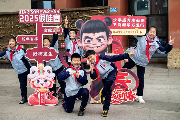 江津區(qū)濱江四牌坊小學(xué)圍繞“靈蛇智慧之門”“靈蛇靈動(dòng)合影”“靈蛇追光之愿”等主題營(yíng)造濃濃開學(xué)氛圍。濱江四牌坊小學(xué)供圖