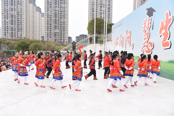 江津區(qū)雙福第四小學(xué)開展“共筑團(tuán)結(jié)夢(mèng)，同啟新學(xué)年”活動(dòng)，師生攜手跳土家族擺手舞。雙福四小供圖