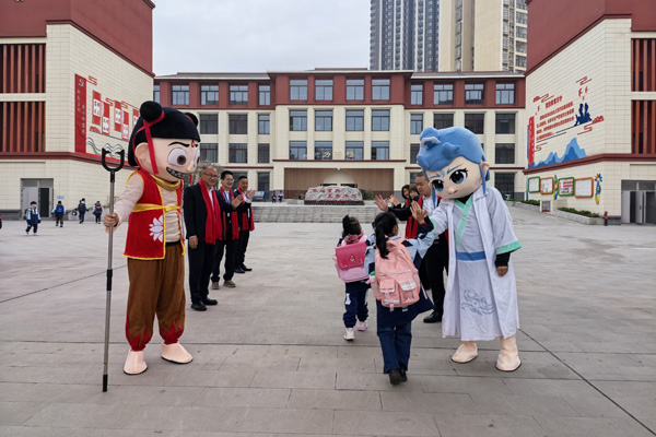 江津區(qū)雙福第六小學(xué)化身為神話劇場(chǎng)，“哪吒”與“敖丙”攜眾師友喜迎學(xué)子。雙福六小供圖