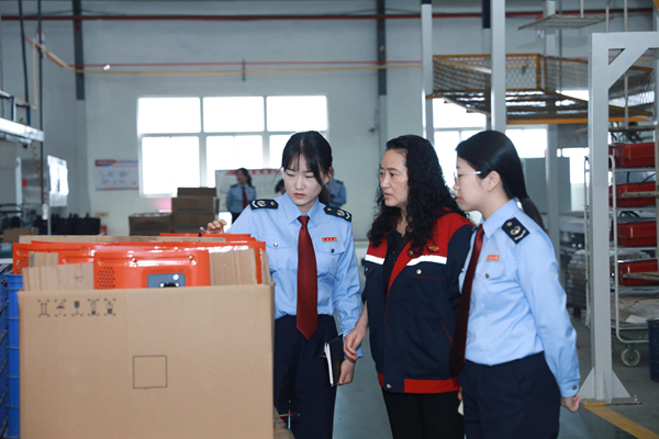 江津區(qū)稅務(wù)人員走訪了解威馬農(nóng)機(jī)生產(chǎn)經(jīng)營(yíng)情況，宣傳稅費(fèi)政策和納稅信用評(píng)價(jià)等內(nèi)容，提示出口業(yè)務(wù)領(lǐng)域相關(guān)涉稅風(fēng)險(xiǎn)點(diǎn)。王植攝