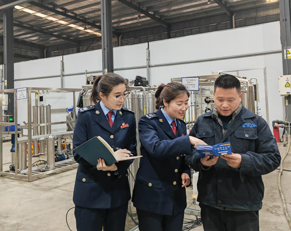 高新區(qū)稅務(wù)人員走訪重慶摩爾水處理設(shè)備有限公司，了解生產(chǎn)經(jīng)營(yíng)情況和新產(chǎn)品研發(fā)進(jìn)度，宣傳稅費(fèi)政策并提示提醒涉稅風(fēng)險(xiǎn)事項(xiàng)。重慶市稅務(wù)局供圖