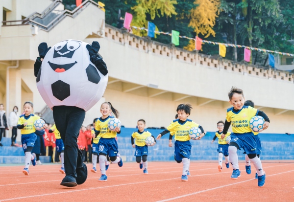 足球聯(lián)賽開(kāi)幕式展示。渝中區(qū)教委供圖