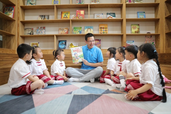 豌豆大叔講故事。渝中區(qū)教委供圖