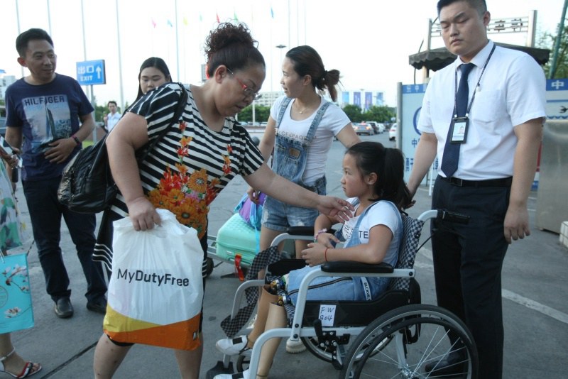 2018年夏天，王蕓菲從美國治療、安裝新義肢回到重慶轉(zhuǎn)車回四川大竹縣。錢波攝