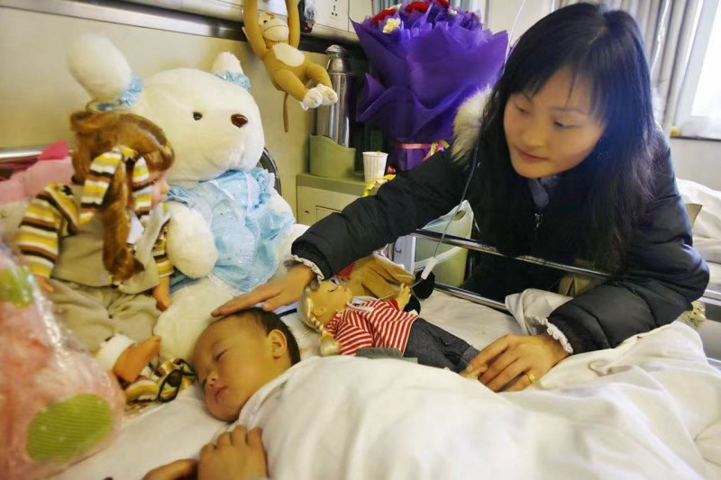 2008年2月29日，媒體記者在病房里看望王蕓菲。錢波攝