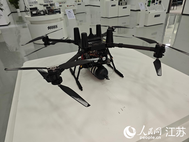 溯馭技術(shù)斬獲日內(nèi)瓦國(guó)際發(fā)明展金獎(jiǎng)的氫動(dòng)力智能安全無(wú)人機(jī)。人民網(wǎng) 徐晨曦?cái)z