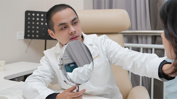 茍磊為求美者進行面診。重慶星榮整形外科醫(yī)院供圖