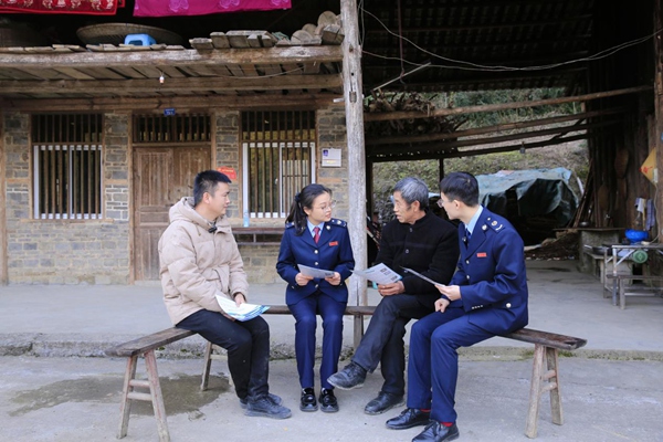 孫和發(fā)（左一）帶領(lǐng)彭水縣稅務(wù)局稅務(wù)干部入戶宣傳，收集納稅人繳費(fèi)人意見建議。謝紹春攝