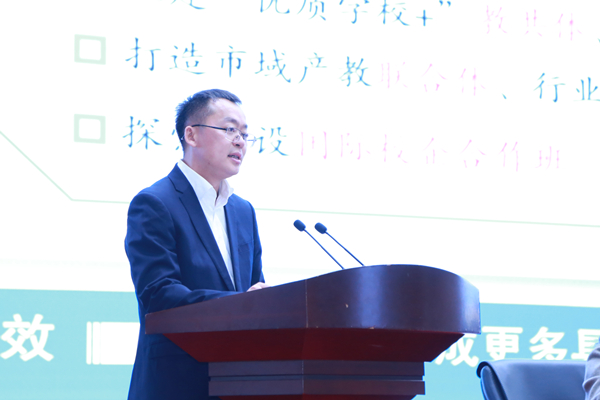 潼南區(qū)委教育工委書記、區(qū)教委主任蔣俊匯報全區(qū)教育工作成效。張源攝