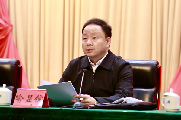 南岸區(qū)委副書記、區(qū)政府區(qū)長、重慶經(jīng)開區(qū)黨工委副書記、管委會主任喻顯鑌主持大會。唐文蕤攝