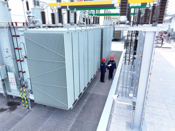 國網(wǎng)重慶市電力公司員工對220千伏重慶東牽引站進行投運前的竣工檢查。賀婷婷攝