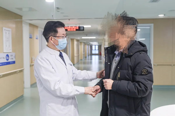 李紅（左）叮囑老張出院后的注意事項(xiàng)。重慶西區(qū)醫(yī)院供圖