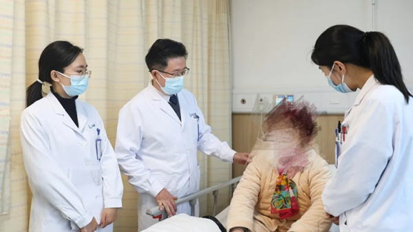 李紅（左二）每天帶領(lǐng)團(tuán)隊(duì)深入病房開展例行查房。重慶西區(qū)醫(yī)院供圖
