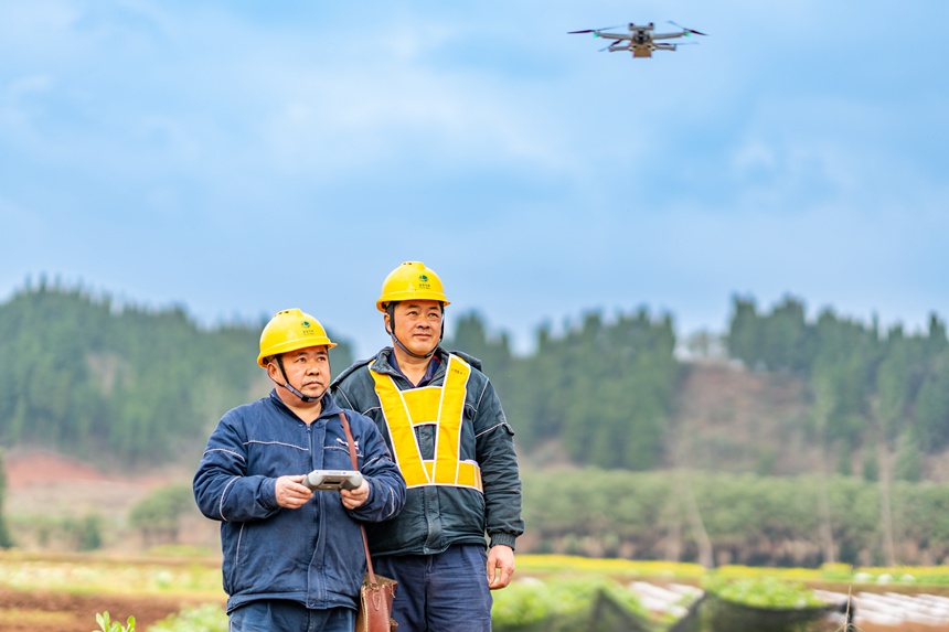 2月25日，在榮昌區(qū)吳家鎮(zhèn)雙流村，國(guó)網(wǎng)重慶永川供電公司人員以“集中監(jiān)控+立體巡檢+網(wǎng)格化處置”的高標(biāo)準(zhǔn)巡檢體系開(kāi)展電力巡檢工作，助力4000余畝高標(biāo)準(zhǔn)農(nóng)田建設(shè)。賴(lài)小龍攝
