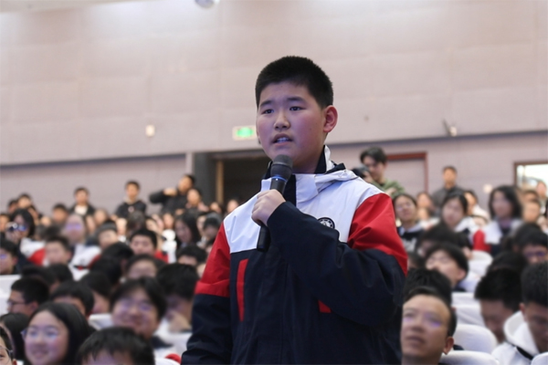 西大附中學(xué)生向施一公提問(wèn)。付軍攝