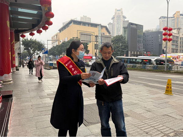 幫助老年群眾辨別電信網(wǎng)絡(luò)詐騙。恒豐銀行重慶分行供圖