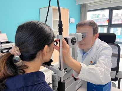 謝漢平為患者檢查眼部情況。重慶普瑞眼科醫(yī)院供圖