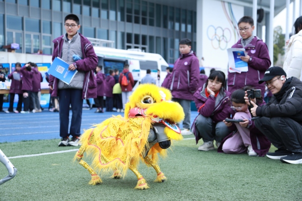 機(jī)器狗現(xiàn)場(chǎng)表演。張?jiān)磾z