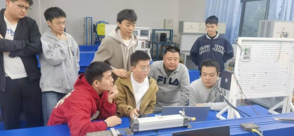 產(chǎn)業(yè)學(xué)院實踐。重慶科技大學(xué)機(jī)械與智能制造學(xué)院供圖