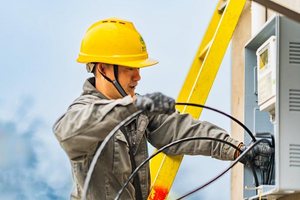 電力員工開展動力電表安裝工作。國網(wǎng)重慶永川供電公司供圖