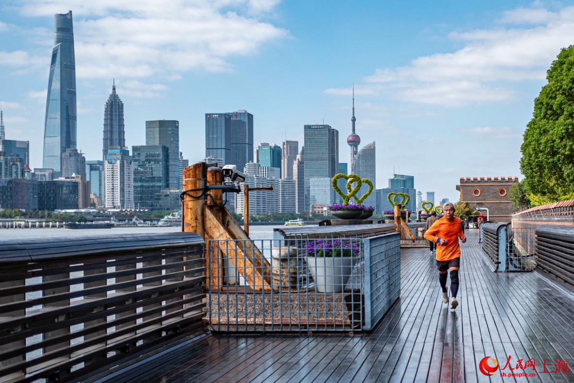 清晨，市民在楊浦濱江運動。 人民網(wǎng)記者 王初攝