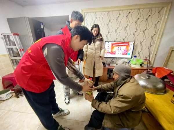 志愿者探訪獨(dú)居老人。受訪者供圖