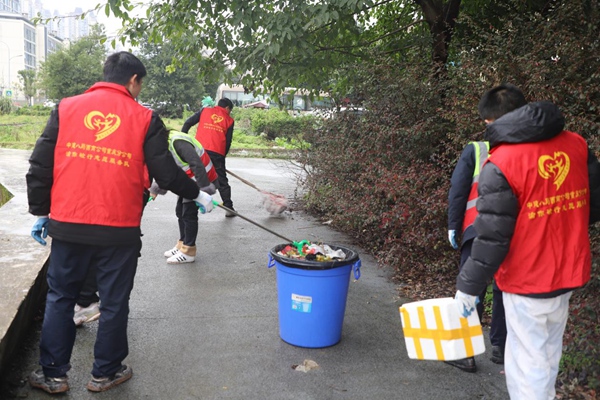 志愿者化身社區(qū)美容師展開(kāi)“大掃除”。受訪者供圖