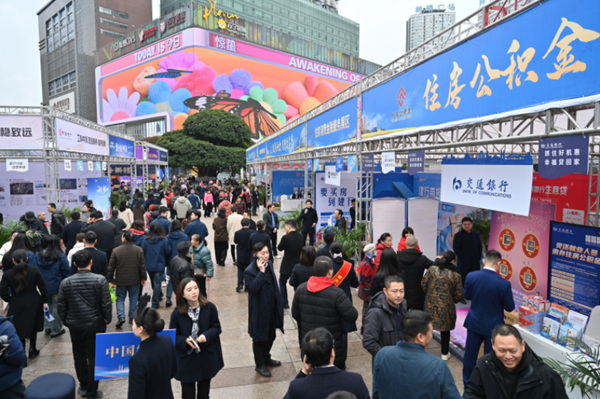 2025重慶春交會(huì)現(xiàn)場(chǎng)，市民趕來(lái)淘房。鄒樂(lè)攝