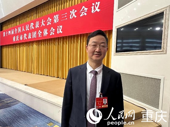 全國(guó)人大代表，中國(guó)移動(dòng)重慶公司黨委書(shū)記、董事長(zhǎng)、總經(jīng)理夏泳。人民網(wǎng)記者 劉政寧攝