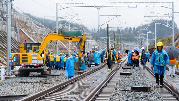 線路撥接現(xiàn)場(chǎng)。中國鐵路成都局集團(tuán)有限公司供圖