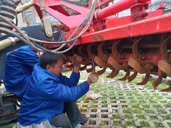 農(nóng)服墊江公司農(nóng)機(jī)手檢修旋耕機(jī)。重慶智慧農(nóng)服集團(tuán)供圖