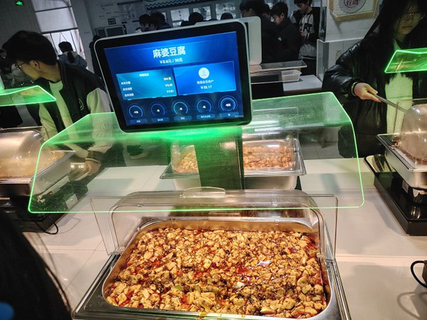 自助打餐臺展示。重慶市農(nóng)產(chǎn)品集團供圖