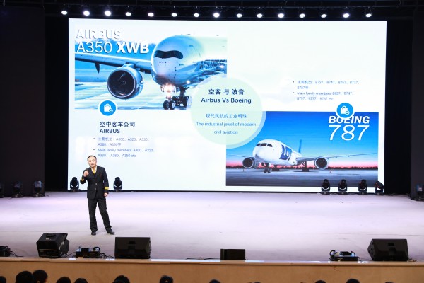 西部航空飛行員講授飛行知識(shí)。重慶八中供圖