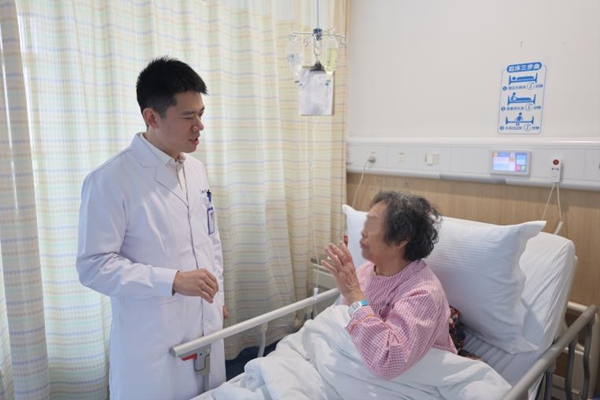 術(shù)后查房。重慶西區(qū)醫(yī)院供圖