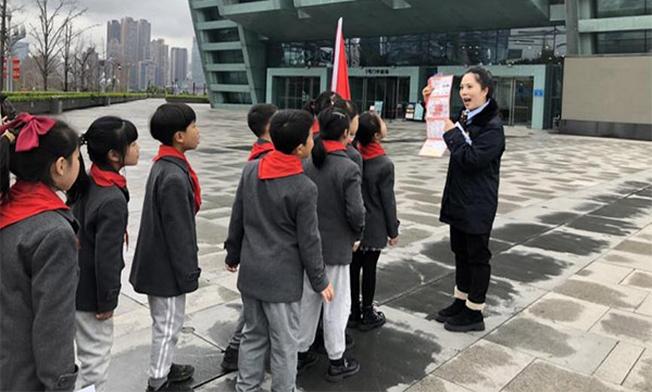 郵儲(chǔ)銀行青年志愿者為學(xué)生講解反假幣知識(shí)。郵儲(chǔ)銀行重慶分行供圖