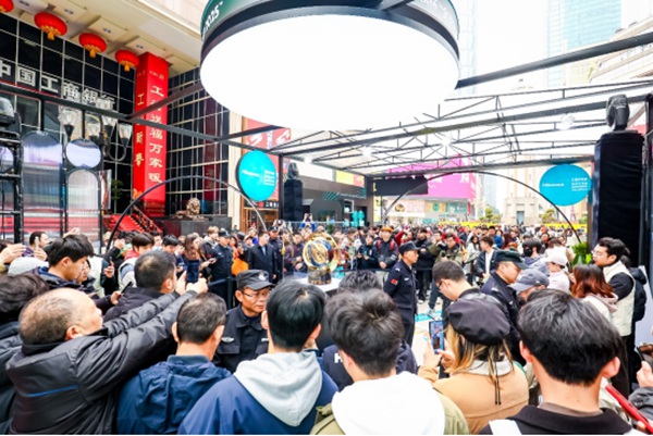 2025世俱杯獎杯亮相海信重慶解放碑快閃店。海信供圖