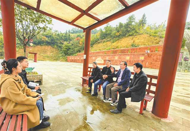 楊關(guān)村與楊柳關(guān)村組建聯(lián)合黨支部，成立楊柳關(guān)戰(zhàn)役遺址保護(hù)黨員先鋒隊(duì)， 時常召開“碰頭會”。記者 彭瑜 攝/視覺重慶