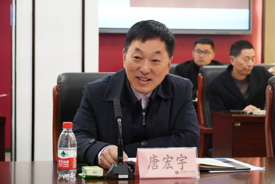 重慶一中黨委書(shū)記、重慶一中教共體總校長(zhǎng)唐宏宇講話。重慶一中供圖