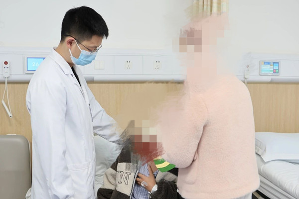 醫(yī)生嚴(yán)光兵指導(dǎo)患者咳痰。重慶西區(qū)醫(yī)院供圖