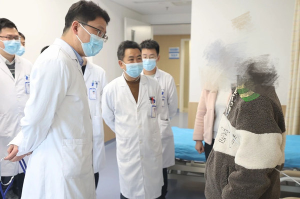 姚珂（正中間）帶領(lǐng)科室團(tuán)隊(duì)查房。重慶西區(qū)醫(yī)院供圖