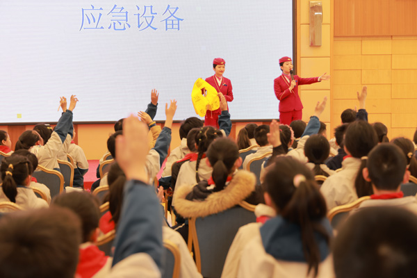 乘務(wù)員和學(xué)生開展互動(dòng)問答。天臺(tái)崗雅居樂小學(xué)供圖