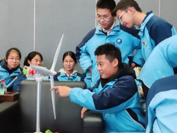 學生們動手組裝風力發(fā)電機模型。主辦方供圖
