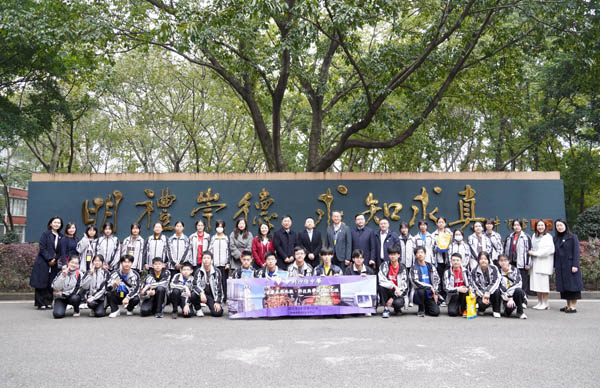 香港伊利沙伯中學(xué)師生代表團(tuán)參觀校園。重慶一中供圖