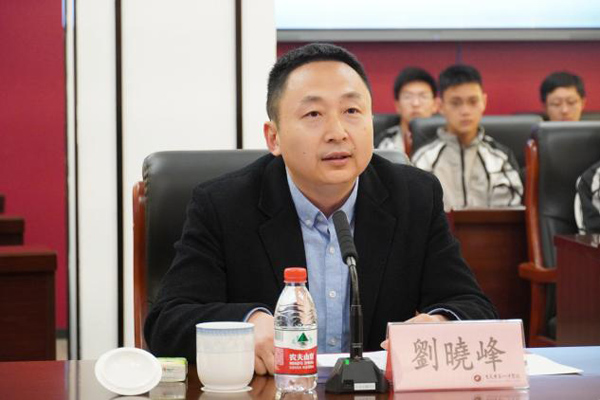 沙坪壩區(qū)委教育工委專(zhuān)職副書(shū)記劉曉峰致辭。重慶一中供圖