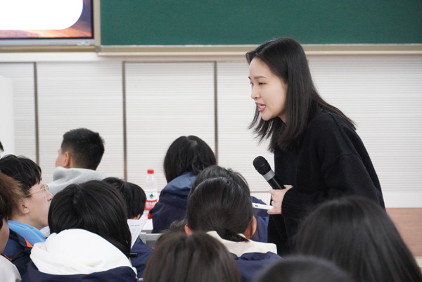 聽(tīng)說(shuō)課展示。重慶一中供圖