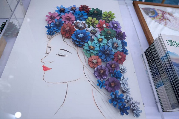 自然市集上，用松果制作的藝術品。重慶市林業(yè)局供圖