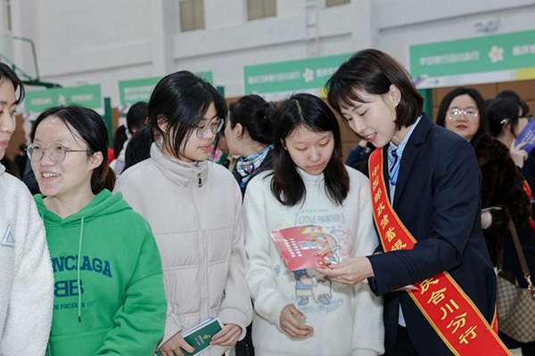 合川分行工作人員為學(xué)生講解金融知識(shí)。郵儲(chǔ)銀行重慶分行供圖