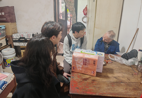 志愿者們看望慰問社區(qū)老人。重慶理工大學(xué)供圖