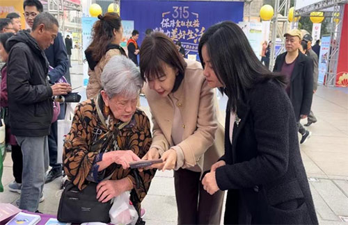 為老人解答金融知識(shí)。光大銀行重慶分行供圖