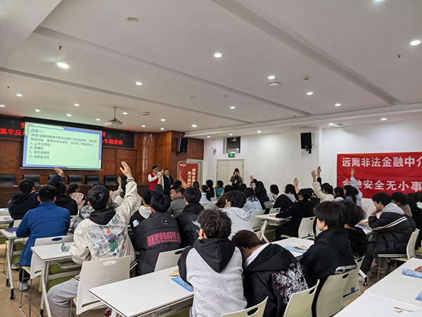 宣傳活動現(xiàn)場學生們踴躍搶答。英大財險重慶分公司供圖